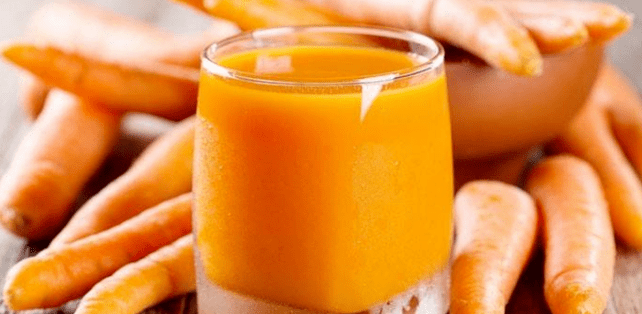 Karottensaft in einem Glas